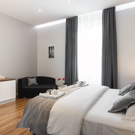 לינה וארוחת בוקר Prima Luxury 4*